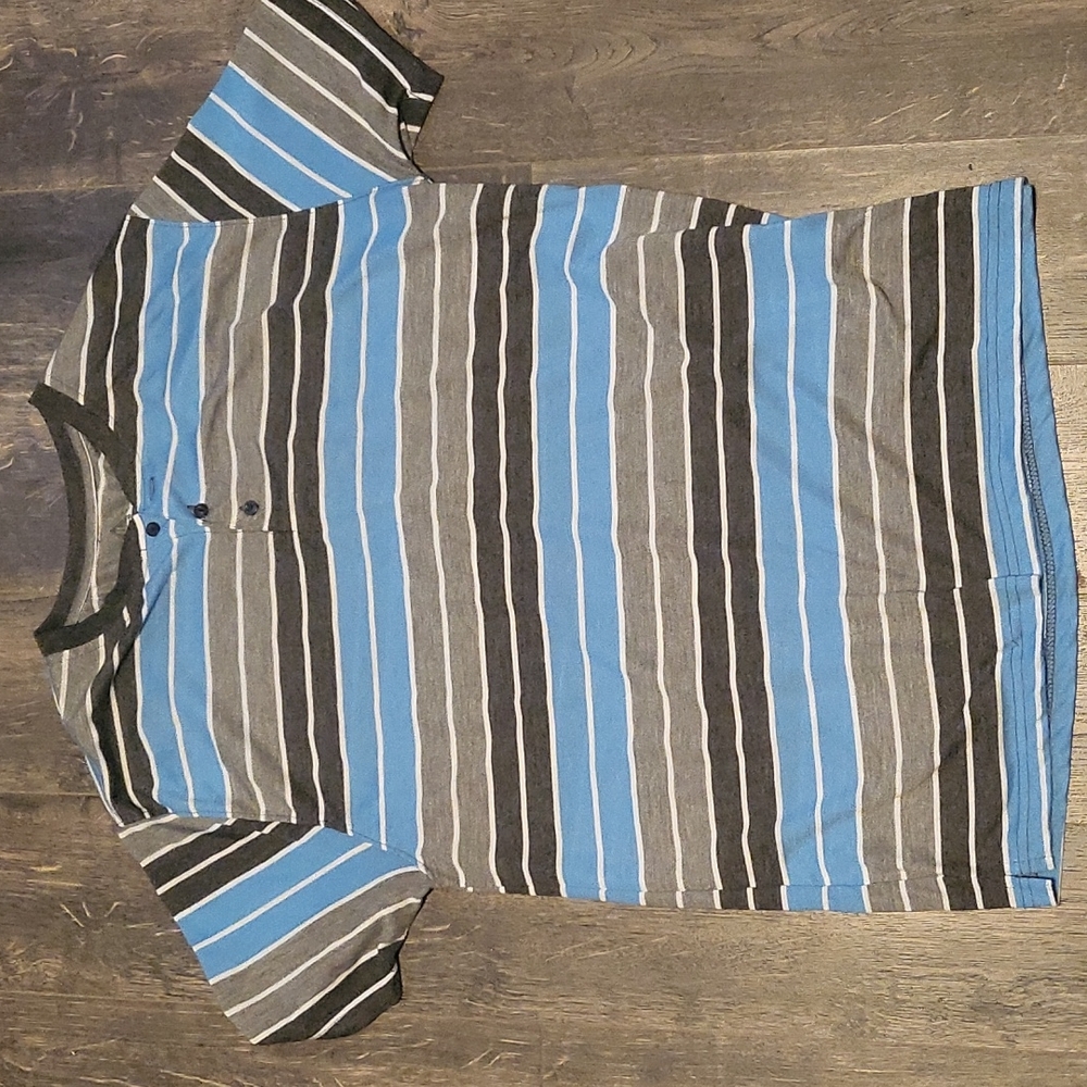 Men's short sleeved shirt with button-up neck.